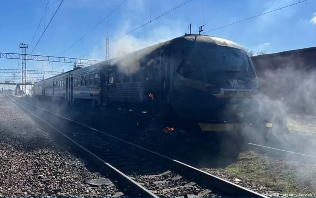 Ukraine : un drone russe frappe un train près de la Pologne après le passage de Boris Johnson et de responsables européens