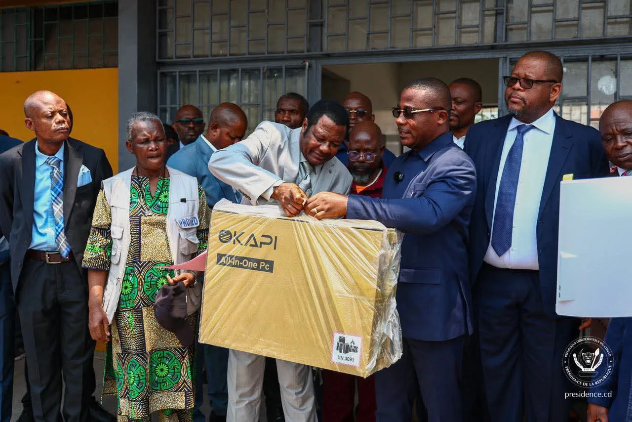 Kinshasa : Tshisekedi dote le Lycée Monseigneur Shaumba de deux bus et d’une centaine d’ordinateurs