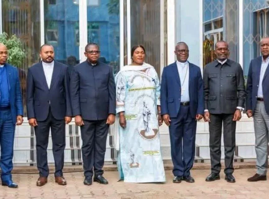 Anthony Nkinzo Kamole en échange avec Mgr Fulgence Muteba Mugalu à l’archevêché de Lubumbashi sur le dialogue national en RDC