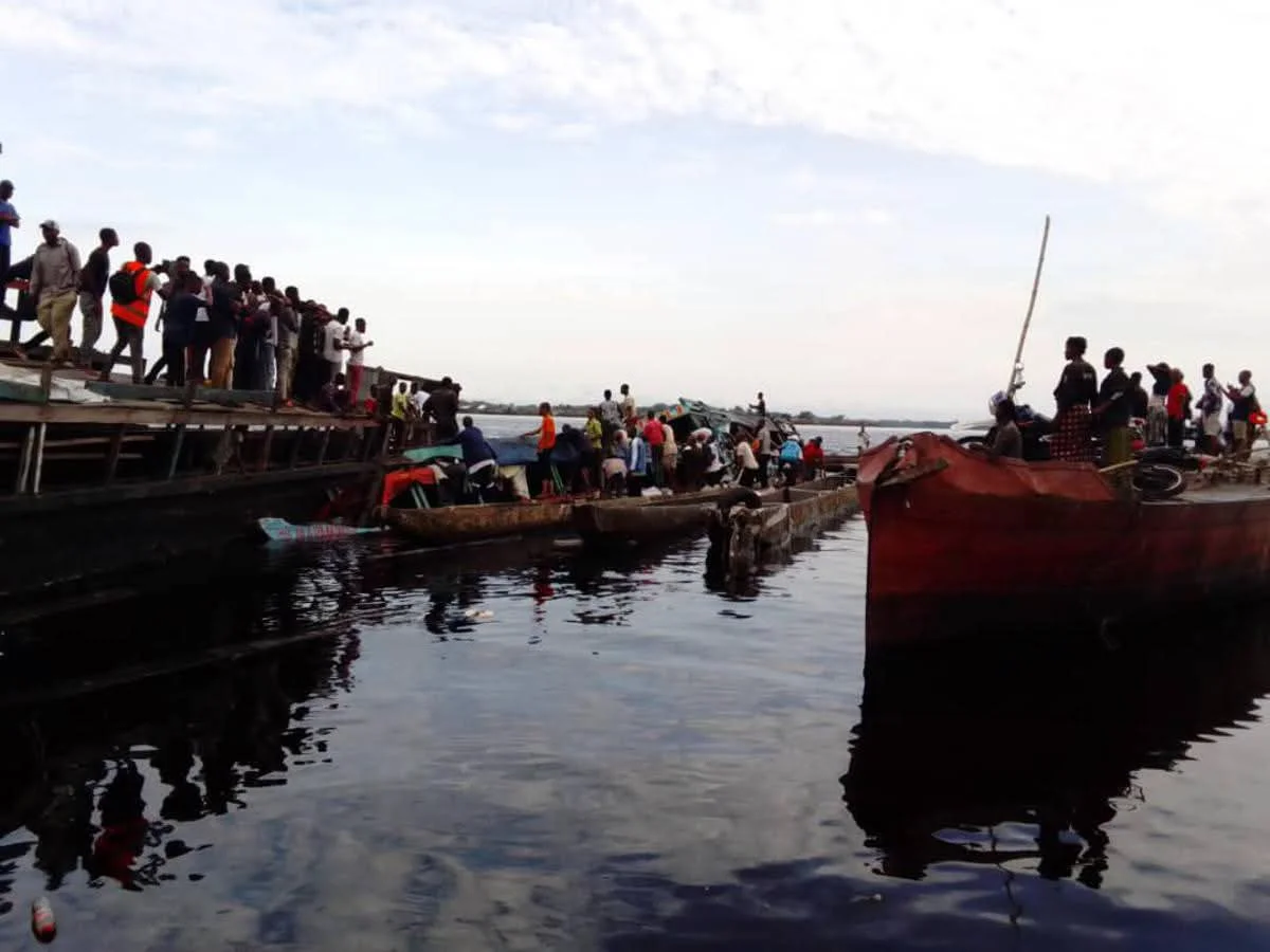 Baleinière naviguant sur le fleuve Congo dans la province de l’Équateur après un accident fluvial à Ngombe-Lukolela
