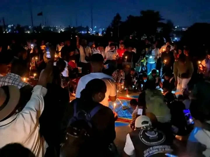 Bougies allumées à l’échangeur de Limete à Kinshasa lors de la campagne d’Amnesty International en hommage aux victimes des conflits en RDC