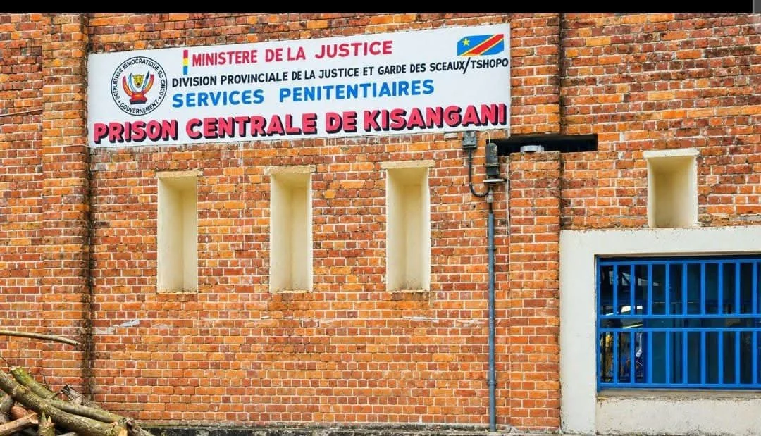 Cérémonie de remise des fiches de libération à des détenus devant la prison centrale de Kisangani