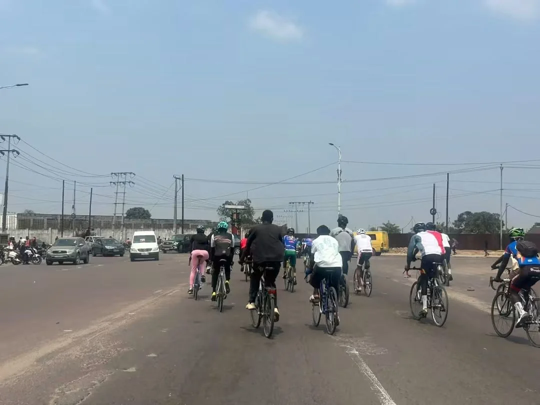Cyclistes congolais participant à Kinshasa à une course en hommage à Miguel Masaïsaï