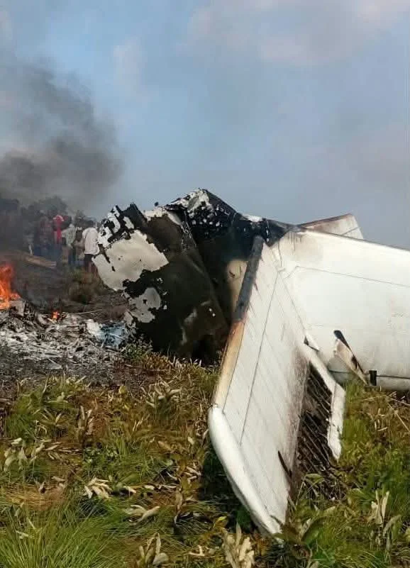Débris de l’avion qui s’est écrasé à Kenge le 25 septembre 2026, faisant 13 morts selon les autorités provinciales