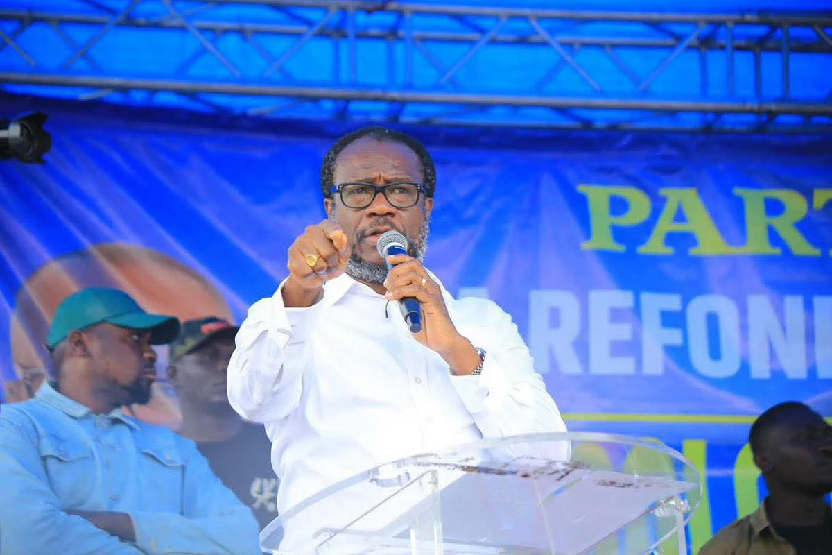 À adapter à la photo utilisée : Delly Sesanga accuse les autorités d’un traitement différent entre la marche de l’opposition du 15 septembre et celle organisée par l’UDPS une semaine plus tard.