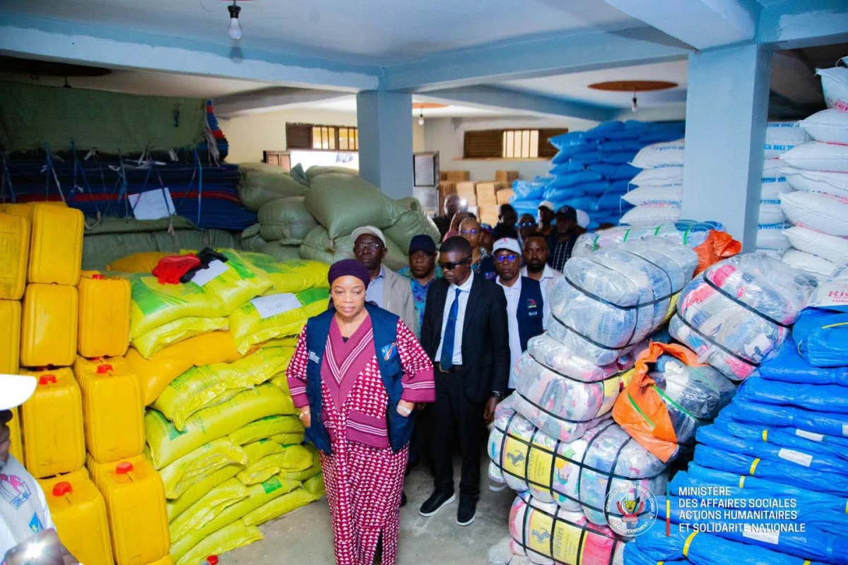 Ève Bazaïba lors de la remise d’une assistance humanitaire aux personnes déplacées du site de Djaïba dans le territoire de Djugu en Ituri