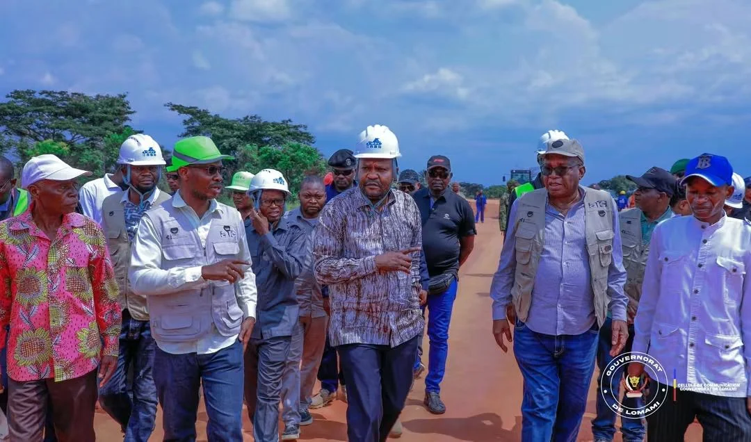 Inspection par le gouverneur Iron-Van Kalombo des travaux de bitumage de la RN2 entre Kabinda et Mbanga dans la province de Lomami