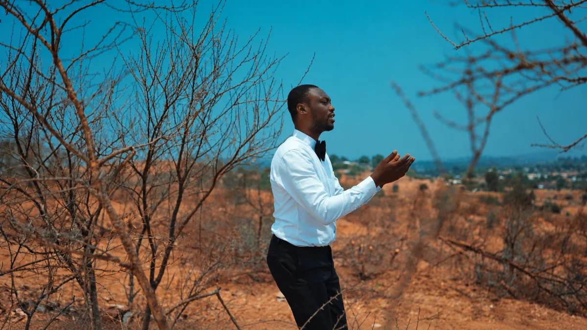 Katambwe Joël et Blanchard N’tumba dans le clip de la chanson chrétienne Tombwama-Yahweh