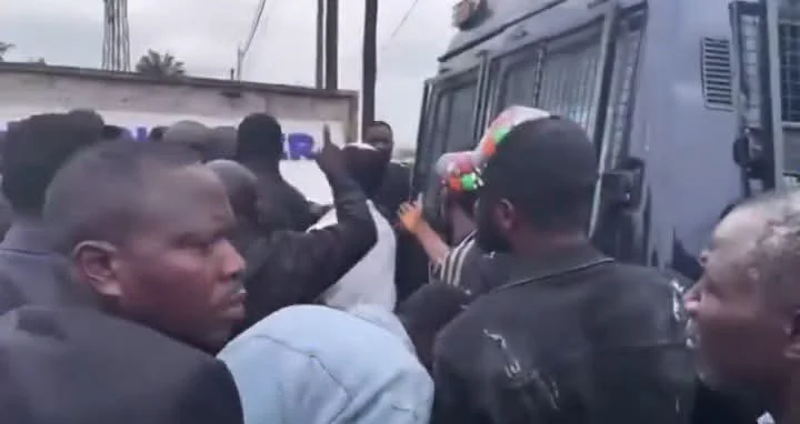 Martin Fayulu et des militants de la C64 au CHU du Cinquantenaire après la suspension de la levée du corps de Manassé Lomboto