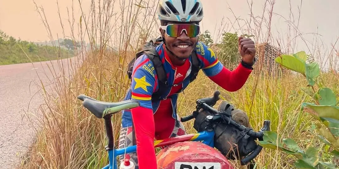 Miguel Masaisai lors de son périple à vélo Pedals for Peace avant son décès accidentel au Congo-Brazzaville