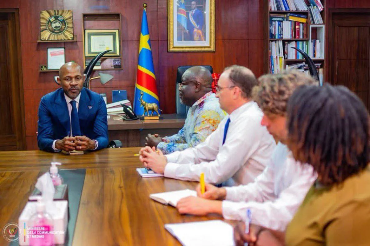 Patrick Muyaya lors d’un échange avec une délégation d’Amnesty International à Kinshasa sur les violations des droits humains dans l’Est de la RDC